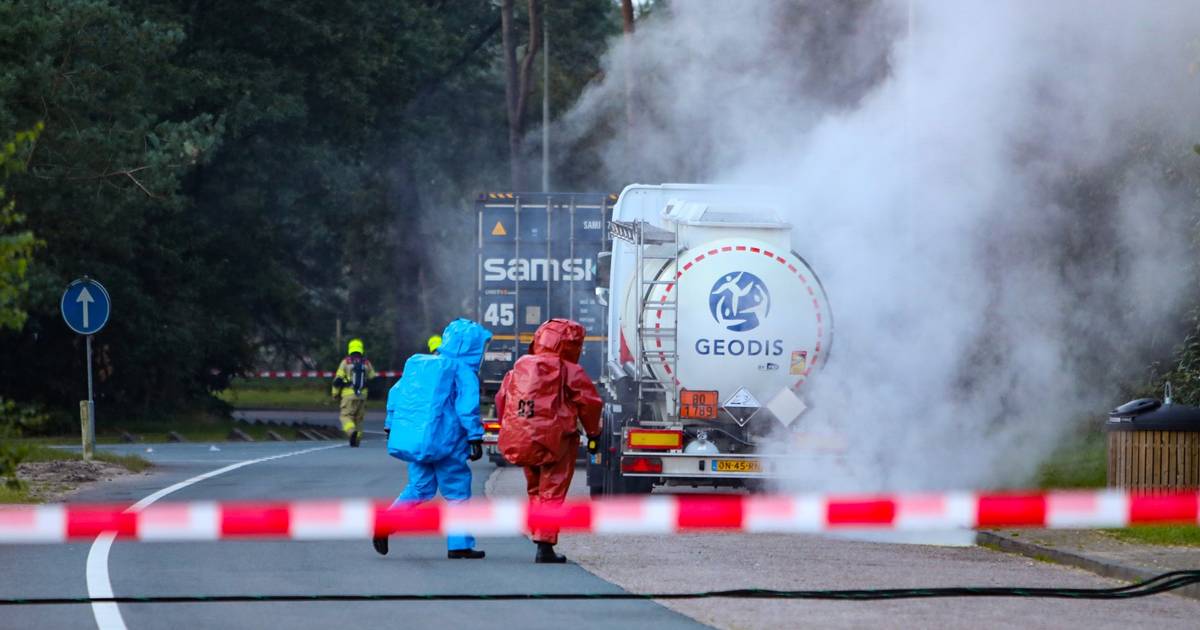 Brandweer nog uren bezig met lekkende zoutzuurtank langs A1 bij Ugchelen - De Stentor
