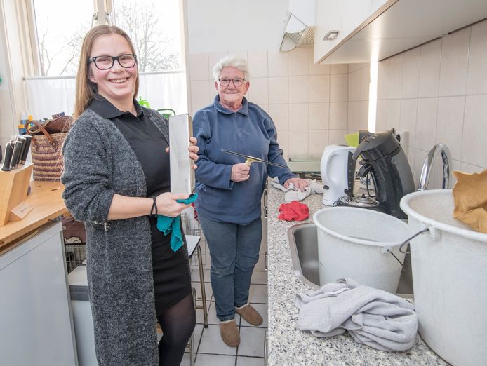 Studente Kim Wondergem (l) hielp Ank Tazelaar in januari met wat klusjes in huis.