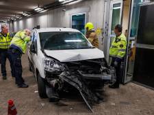 Man rijdt met gestolen auto op gevel politiebureau in