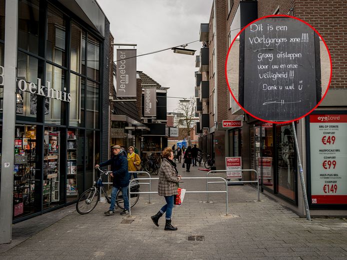 Slalommen door de hekjes vlakbij winkelcentrum Thiemsbrug.