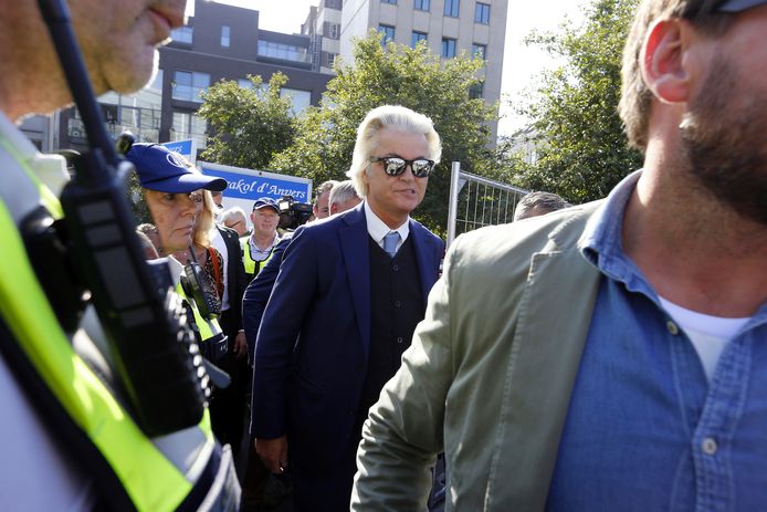 Geert Wilders bracht zondag onder zware politiebegeleiding een bezoek aan de Antwerpse Vogeltjesmarkt. Hij kwam op uitnodiging van Vlaams Belang.