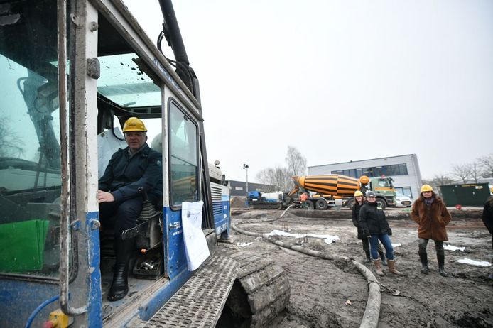 Demcon-directeur Dennis Schipper slaat onder toeziend oog van wethouder June Nods (bruine jas) de eerste paal nieuwbouw.