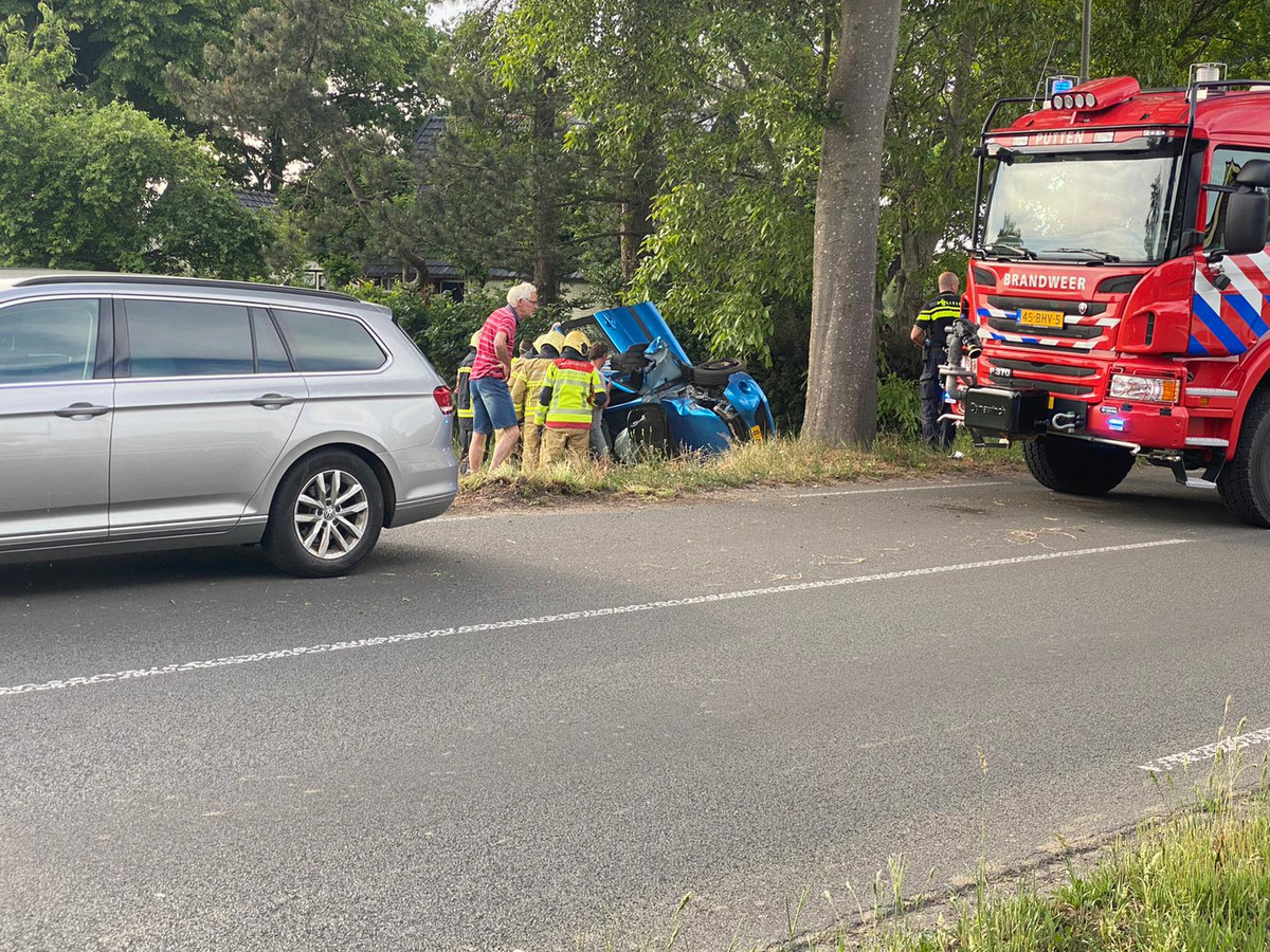 Bij een eenzijdig ongeval aan Voorthuizerstraat in Putten is de bestuurder of bestuurster van een auto zwaargewond naar het ziekenhuis gebracht.