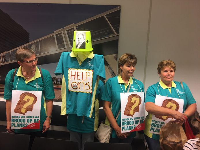 Personeel van Vérian voert woensdagavond actie bij het stadhuis van Nijmegen.
