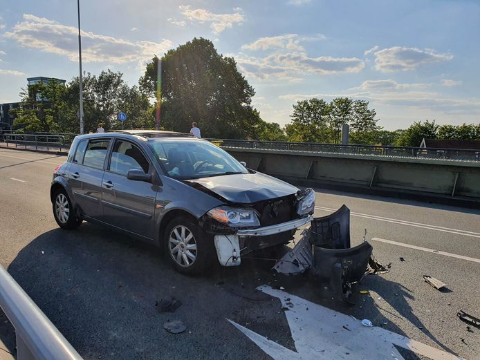 Eén van de auto's die betrokken was bij de aanrijding op de Graafseweg in Nijmegen.