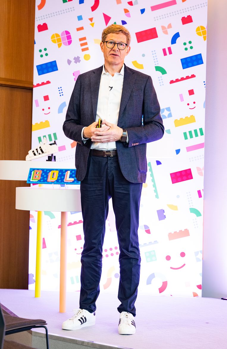 Lego-CEO Niels Christiansen draagt zelfs sneakers met Lego-blokjes. ‘Kinderen leren veel door te spelen. Het scherpt hun creativiteit aan en ze ervaren hoe het werkt om problemen op te lossen.’ Beeld Joel Hoylaerts / Photonews