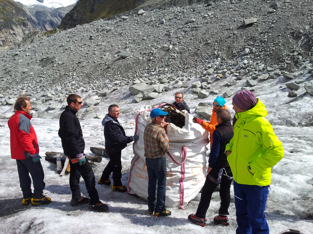 Vrijwilligers verzamelen afval op de hellingen en gletsjers van de Mont Blanc. Beeld C.Hurgon CAF