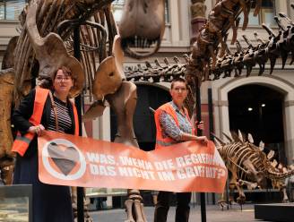 Klimaatactivisten lijmen zich vast aan dinosaurusskelet in Berlijns museum