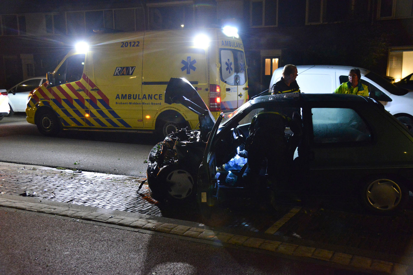 Auto totalloss na crash op 'zeer hoge snelheid' in Breda, man bewusteloos naar ziekenhuis