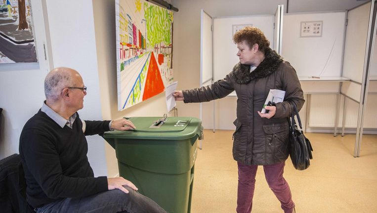 Een stembureau in Rotterdam tijdens het eerste raadgevend referendum Beeld anp