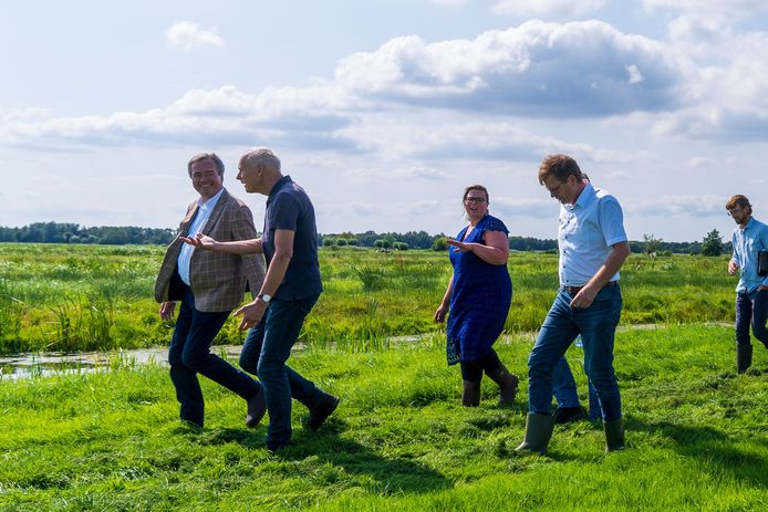 Gedeputeerde Meindert Stolk (links) van Zuid-Holland bracht een bezoek aan Brandwijk.