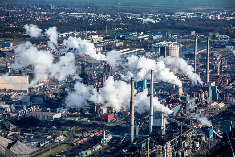 Tata Steel in IJmuiden, een grote uitstoter van CO2. Beeld Raymond Rutting / de Volkskrant