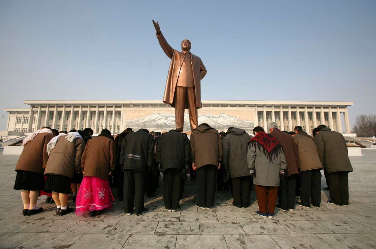 Buigen naar de vader des vaderlands, Kim Il-sung in Pyongyang, Noord-Korea. Beeld AP