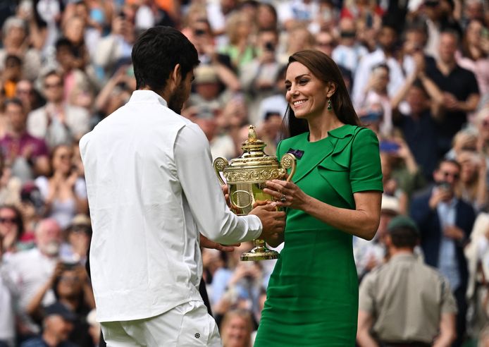 Alcaraz krijgt de trofee uit handen van Kate Middleton.