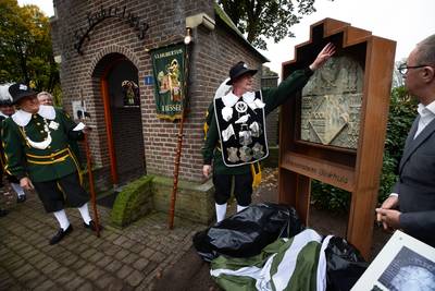 Wapensteen Blokhuis is weer thuis in Liessel, erfgoedstuk nu in kunstwerk bij Hubertuskapel