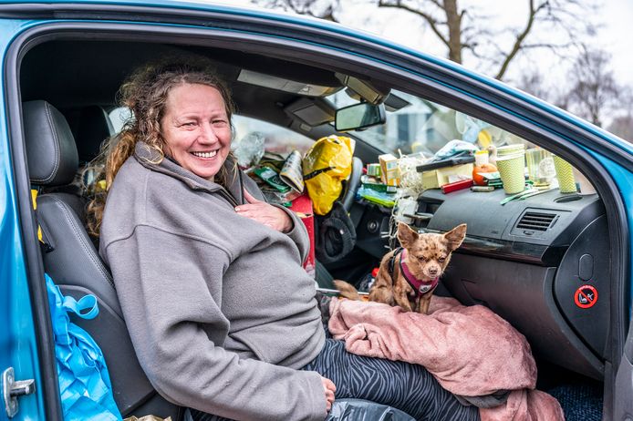 Tamara, in haar auto aan de Spoorlaan in Oss.