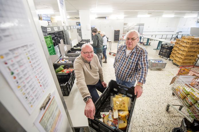 Han Eulderink, hier met  en logistiek coördinator Bert Wind (rechts), in de voedselbank aan de Sloetsweg in Hengelo. Verhuizing naar een bedrijfshal op Timmersveld is nu een stuk dichterbij.
