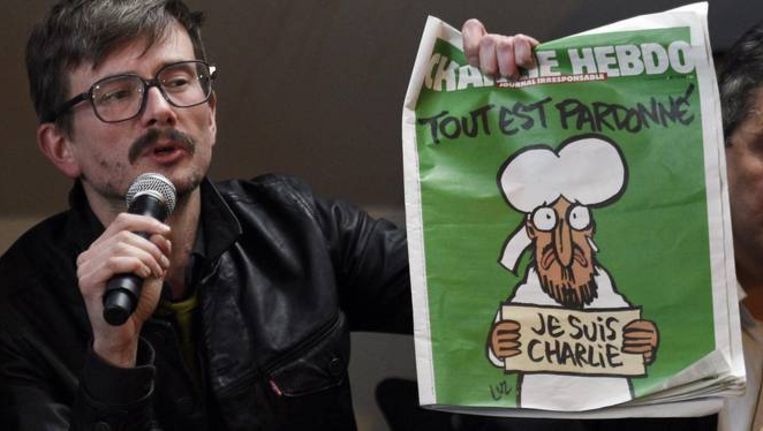 De Franse cartoonist Renald Luzier, Luz, met de cover van de nieuwe Charlie Hebdo. Beeld AFP