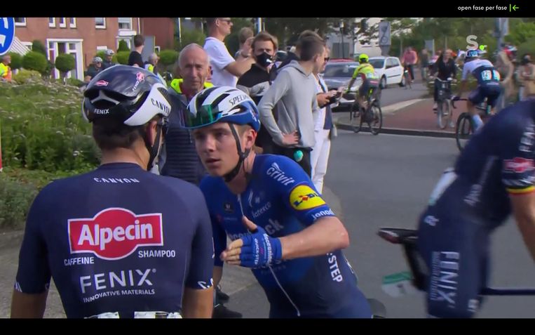 Een boze Remco Evenepoel spreekt Gianni Vermeersch aan na aankomst van de eerste rit in de Benelux Tour. Beeld Sporza