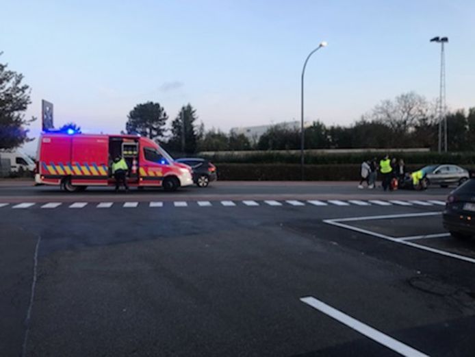 Op de Edingensesteenweg in Halle raakte woensdagochtend omstreeks 8.20 uur een motorrijder gewond bij een aanrijding met een personenwagen.