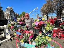 Dit is het ontroerende verhaal achter de fleurige fietsen van de Flowerbikeman in Amsterdam