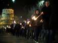 Extreemrechtse nationalisten met fakkels op straat in Bulgarije om nazistische generaal te eren