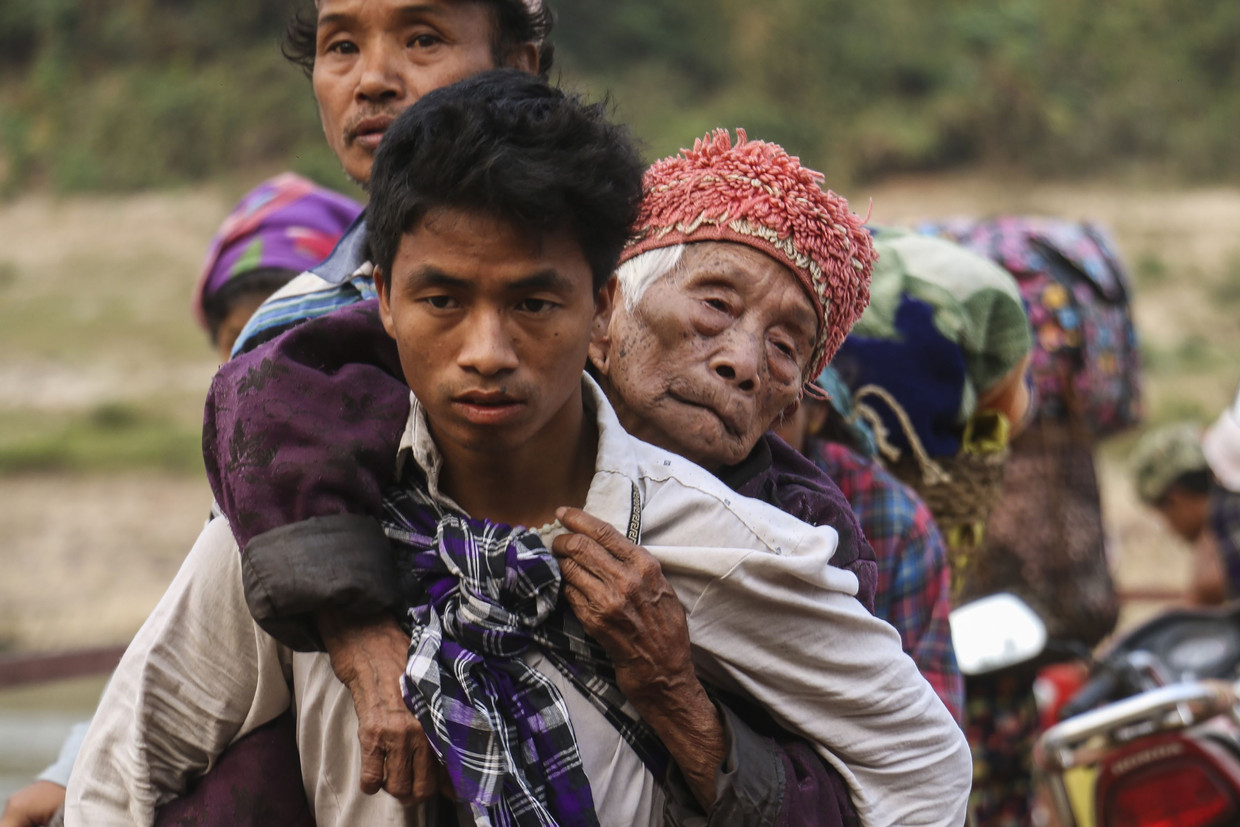 Kachin op de vlucht voor het geweld. De Kachin vechten al ruim een halve eeuw voor meer rechten en meer autonomie in Burma. Beeld AFP