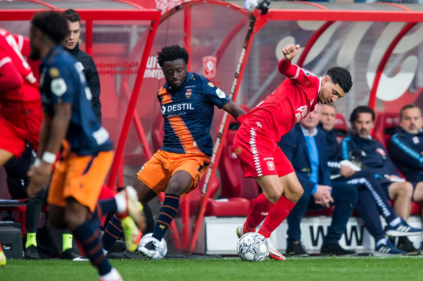Leeroy Owusu (l) namens Willem II in duel met FC Twente-speler Dimitros Limnios.