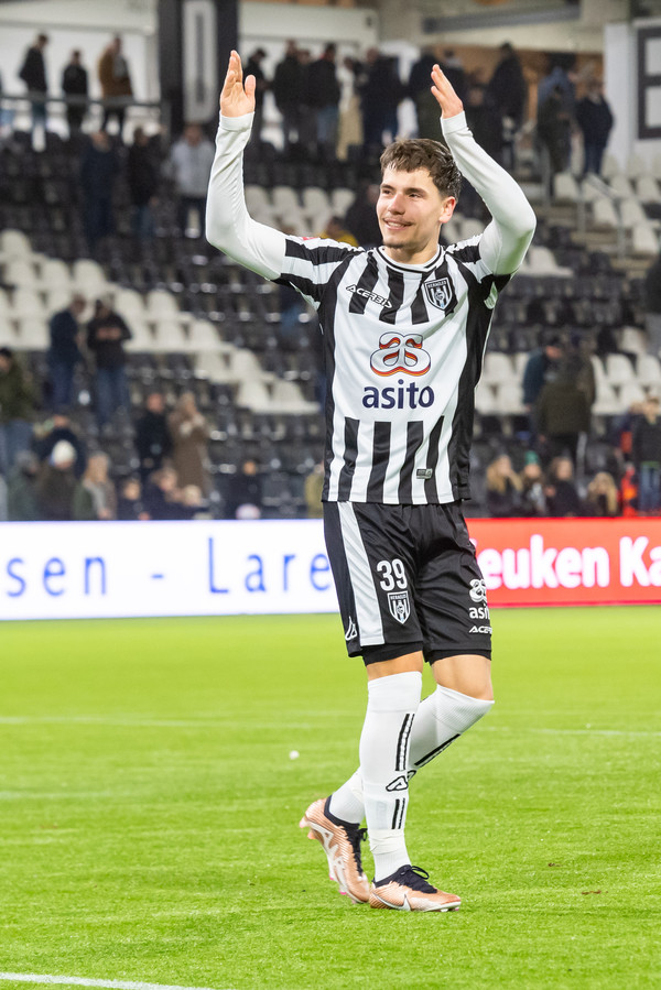 Lasse Wehmeyer bedankt na afloop het thuispubliek op Erve Asito. De Duitse Heraclied scoorde tegen Jong FC Utrecht tweemaal, het waren zijn eerste doelpunten in Heracles 1.