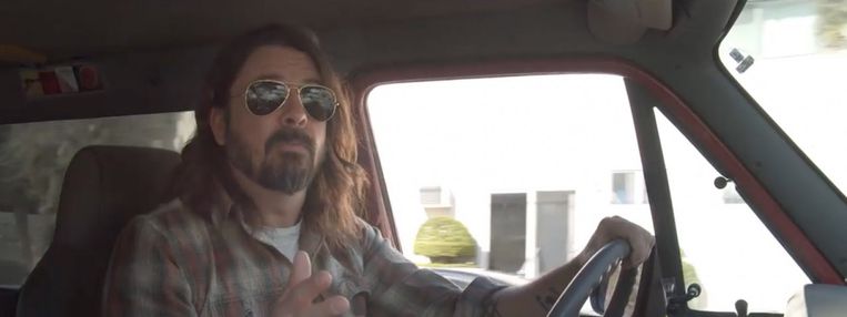 Dave Grohl in zijn allereerste bandbusje. ‘Ik had ’m ooit verpatst, maar ik heb het busje teruggekocht, het oude barrel is veel te belangrijk voor me en maakt echt deel uit van mijn identiteit.’ Beeld 