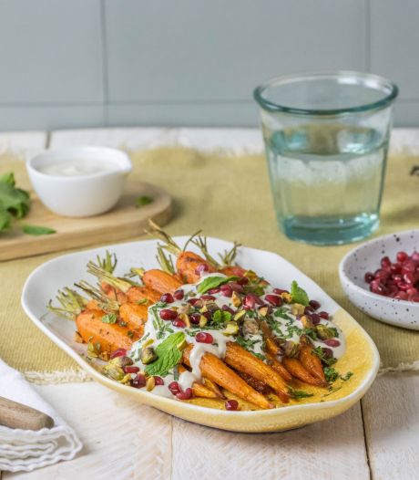 Wat Eten We Vandaag: Geroosterde wortels met harissa en tahin-yoghurtsaus