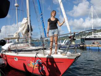Nederlandse solozeilster Laura Dekker schenkt haar boot weg