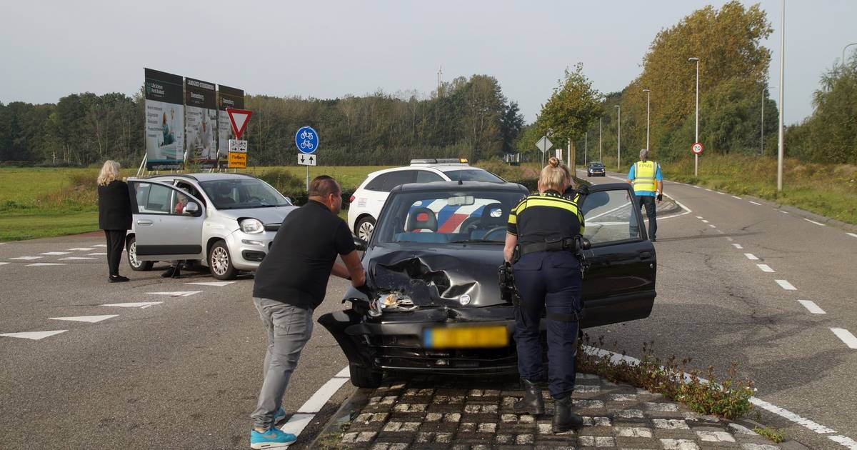 Flinke schade bij botsing tussen twee auto’s in Drunen.