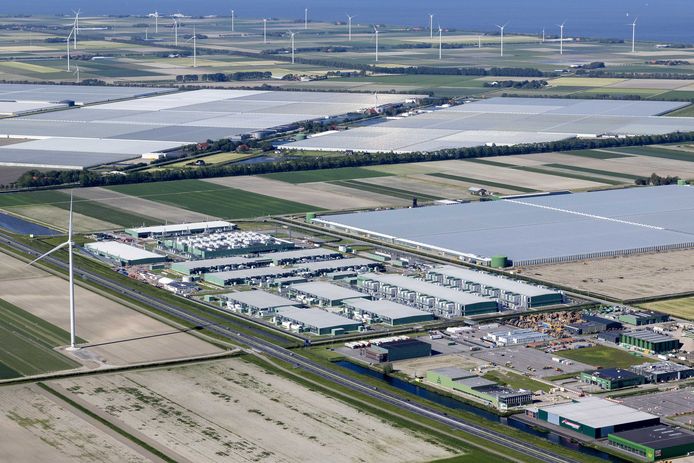 Luchtfoto van het datacenter van Microsoft in Middenmeer met op de achtergrond de windmolens in Wieringermeer.