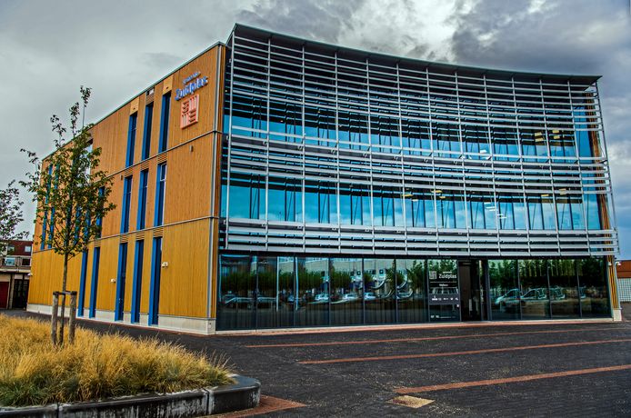 Het gemeentehuis van Zuidplas in Nieuwerkerk aan den IJssel, waar twee seksende boa's even 'vergaten' dat zij dit in de baas zijn tijd deden.