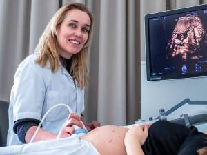 Mireille is hoogleraar verloskunde: ‘Veel ongeboren kinderen met een afwijking halen het’