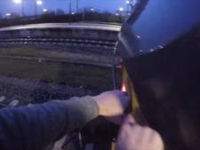 Treinsurfer haalt levensgevaarlijke stunt uit