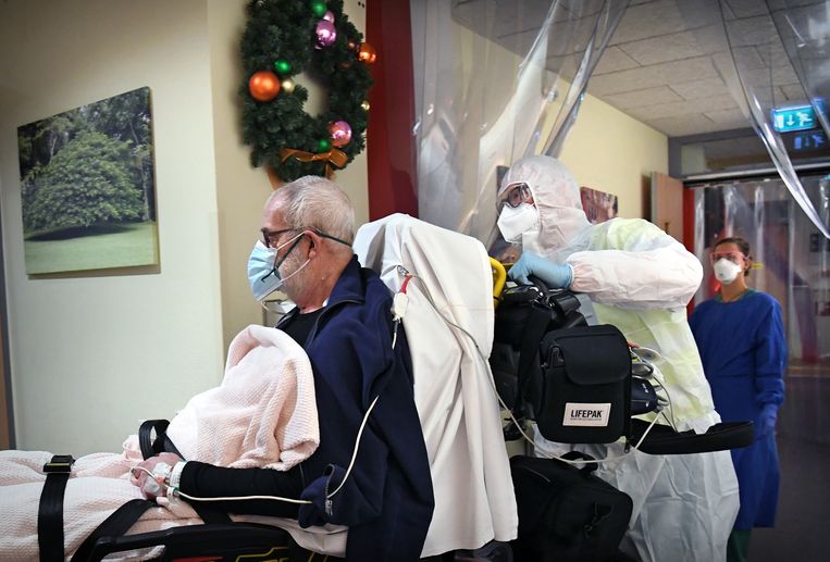 Een covid-patiënt wordt in december 2020 vanuit het Dijklander Ziekenhuis in Noord-Holland overgeplaatst naar een ander ziekenhuis vanwege plaatsgebrek.  Beeld Marcel van den Bergh/VK