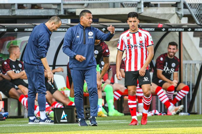 Sparta-trainer Henk Fraser instrueert Abdou Harroui tijdens het oefenduel met NAC.
