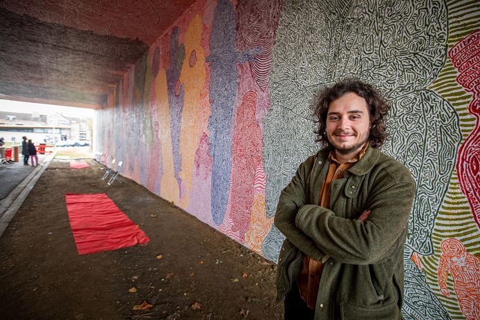 De 28-jarige kunstenaar Pavel Balta schilderde de brug in Ter hulst met daarin lokale verhalen van bewoners én hun portretten verwerkt.
