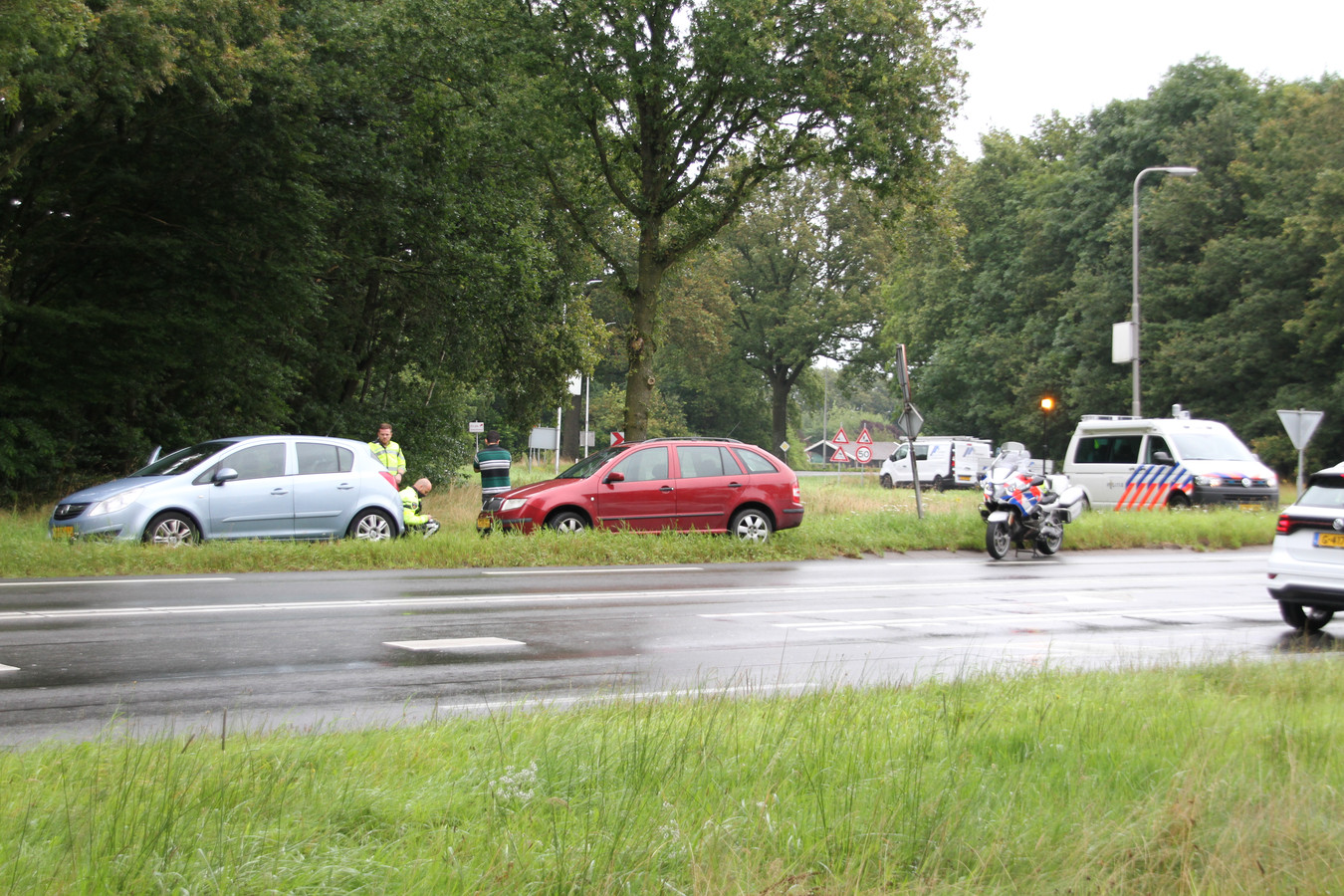 Het ongeluk gebeurde ter hoogte van de stoplichten bij de kruising met de Nijverdalsestraat.