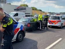 Politie ramt slingerende auto op A16 bij Dordrecht