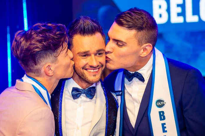 Mister Gay Belgium 2018 Bart Hesters (midden) wordt door de twee runners-up gekust.
