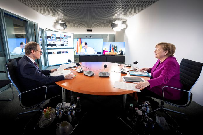 Bondskanselier Angela Merkel met burgemeester Michael Müller van Berlijn, die de videovergaderingen met de leiders van de deelstaten voorzit.