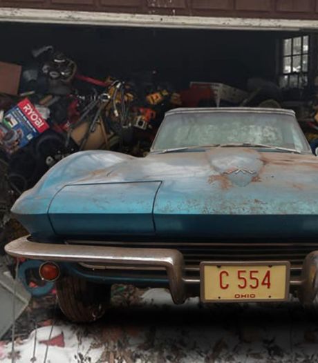 Zeldzame sportwagen zat 50 jaar verborgen onder een berg afval