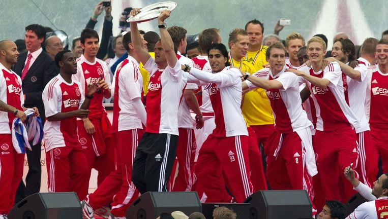 Het winnende team achter coach Frank de Boer aan tijdens de huldiging van Ajax, gisteravond op het Museumplein. Beeld anp