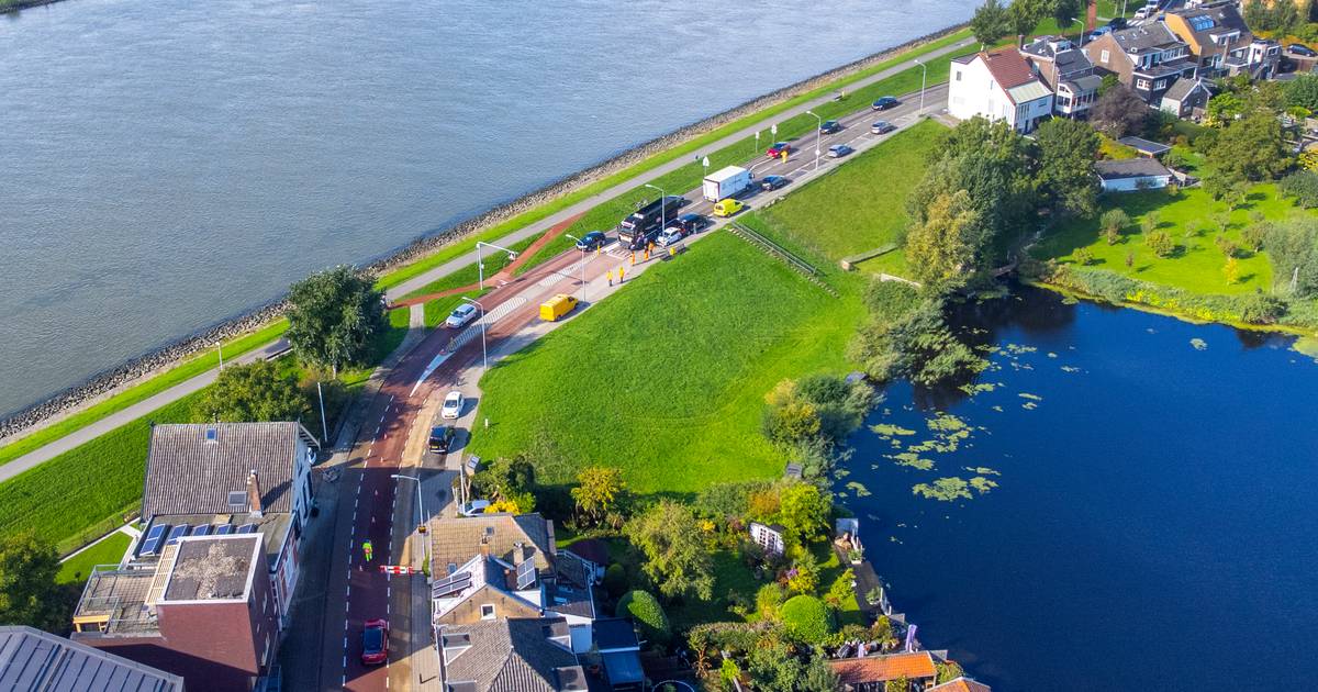 Alblasserdam grijpt in op beruchte dijk waar de ene na de andere auto uit de bocht schiet - BN DeSte