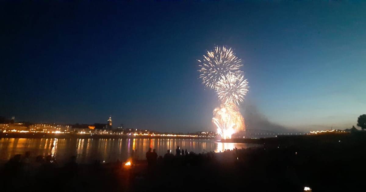 Crowds of people watch colorful fireworks spectacle above the Waal |  Four Days Marches 2022