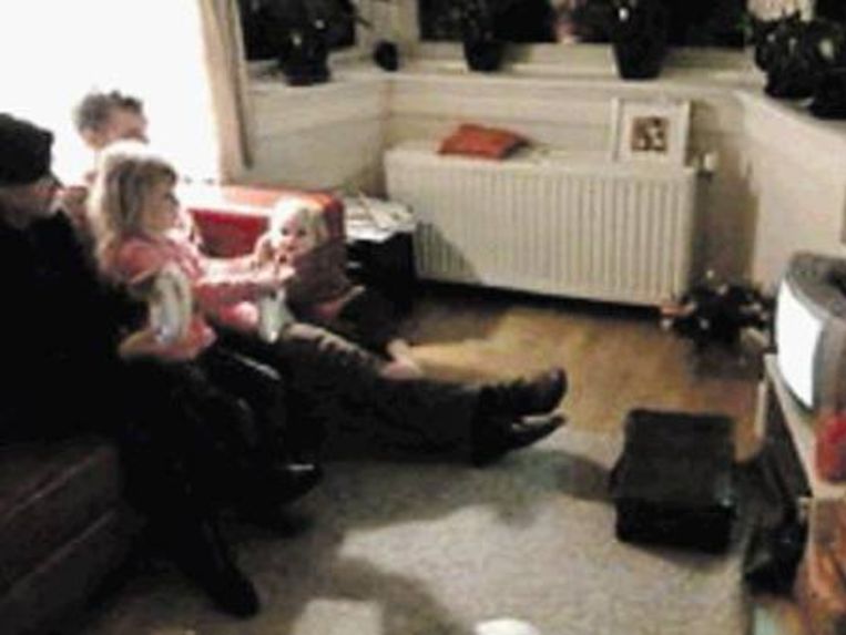 Marjolein, David, Isa en Mirte spelen het racespel Mario Kart op de Wii, de spelcomputer van Nintendo. Via internet kan er ook geracet worden tegen de buren van twee huizen verder. (Column) Beeld 