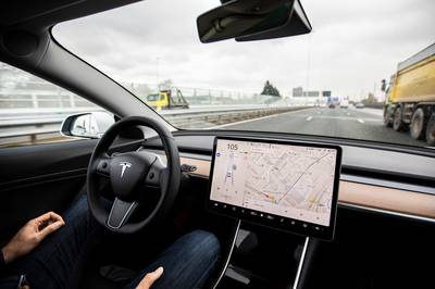 Tesla gaat met boordcamera monitoren of bestuurders opletten tijdens het rijden